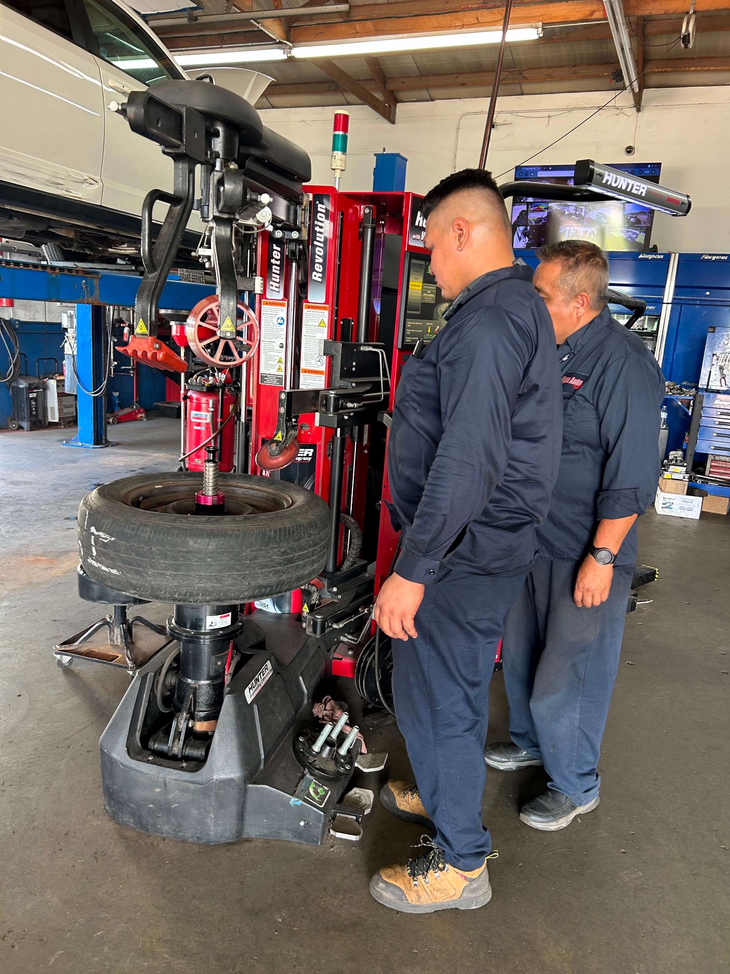 Hunter Revolution tire changer with the team